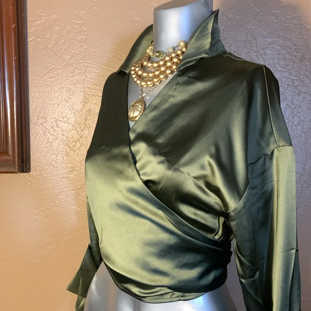 NWT House of Harlow 1960 Green Wrap Blouse.  Sz M